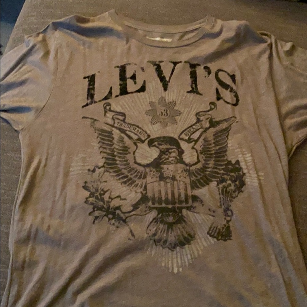 Levi’s tee